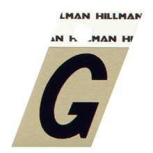 Hillman 840506 1,25 Zoll Buchstabe G Winkelgeschnitten Selbstklebendes Schild, Gold und Schwarz Aluminium, 1,375x1,125 Zoll 1-Schild
