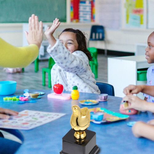 1 kinder-trophäe „awesome thumb“, kunststoff, daumenform 2