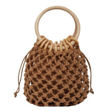 eine sommer strandtasche mit holzgriff für frauen