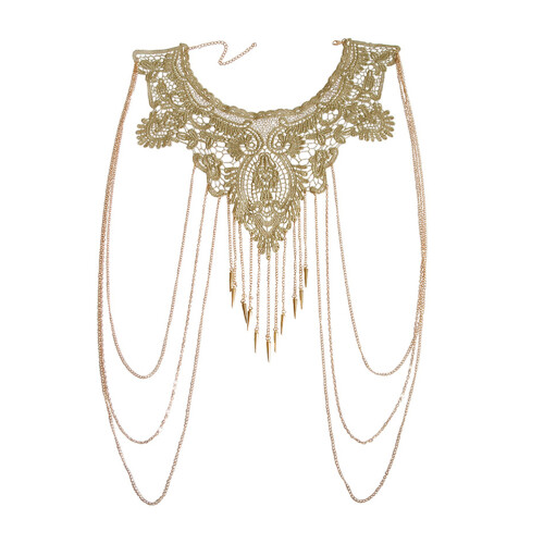 collana con borchie e in decorativo 2