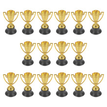 16 trofei in premio per