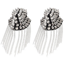 spalline con rivetti, borchie a catena, nappe e distintivo argento