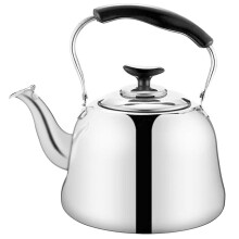 pfeifender wasserkessel aus mit teesieb für tee