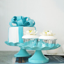 blaues -kuchentheke-regal, gewellt, für cupcakes, groß
