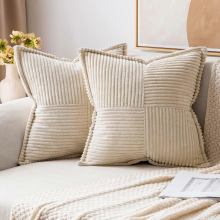 Elfenbeinweiße, gerippte Schlafzimmer- und Gartenmöbel mit Kreuzmuster, Sessel, Stuhl, Bett im Bohemian-Skandinavischen Stil