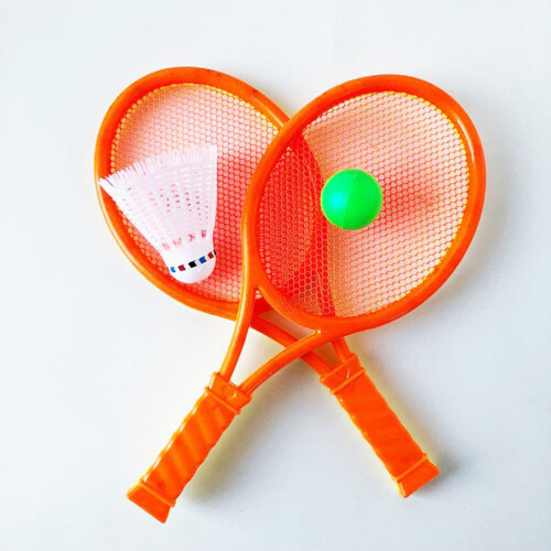 Um Par De Raquetes De Plástico Para Badminton E Tênis Com Bolas 1