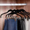 8 flockbeschichtete Kleiderbügel mit Haken und Clips, 9