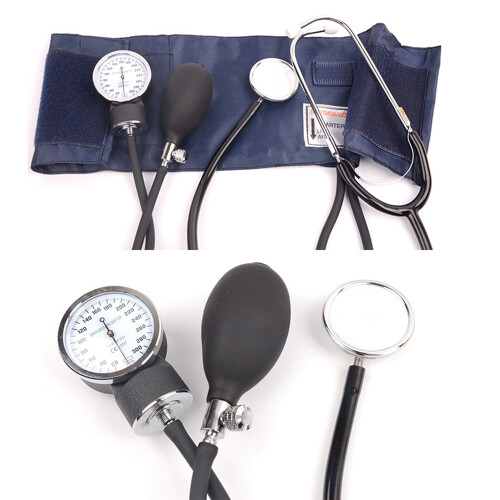 Manuelle Blutdruckmessung mit Stethoskop und Fetalherzmonitor