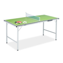 Grüner Tischtennistisch mit Zubehör
