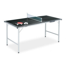 Schwarzer Tischtennistisch mit Zubehör