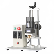 Compacte semi-automatische flessensluitmachine voor veelzijdige doppentypen (10-60 mm)