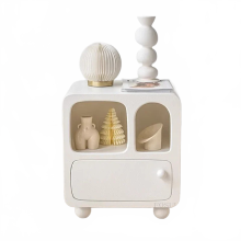 Chique Franse retro crèmekleurige nachtkastje - elegant wit nachtkastje voor een luxe slaapkamerontwerp