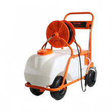 15-Gallon accu-aangedreven gazonsproeier met instelbare druk en brede monddeksel op kar met wielen voor efficiënt wieden en sproeien