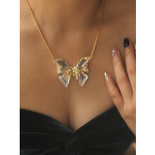 Vintage luxury butterfly necklace with brushed finish，Suitable for evening parties, birthday celebrations, and can also be given as a jewelry gift.