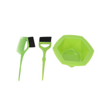 Haarfärbekit mit leichter Plastikbürste