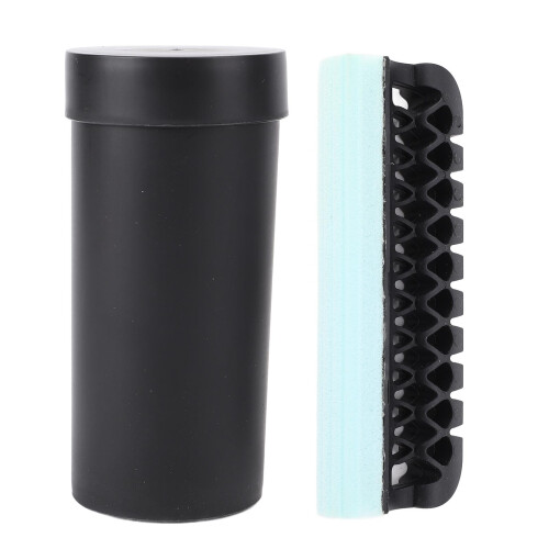 Bartreiniger mit Schwamm und Wasserflasche