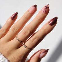 Glamnetic Press On Nails - hn on lahja | Lyhyet mantelikynnet viininpunainen kromi, ranskalaiset krjet ja nauhakuviot 3D Gems Salon Laadukkaat loma