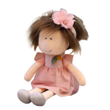 Niedliche Puppe mit Kleidung, handgemachte Stoffpuppe