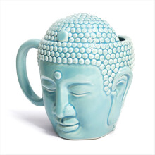 Xícara de café em cerâmica com formato de cabeça de Buda Tathagata.