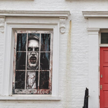 Halloween-Fensterdekoration mit blutigen Nonnen und Geistergesichtern aus Stoff, gemalt von BYJ
