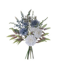 Künstlicher Blumenstrauß als Hochzeitsdekoration