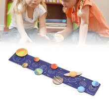Kinder Solar-System-Puzzle-Spiel aus Holz mit langem blauen Hintergrund und gelber Sonne