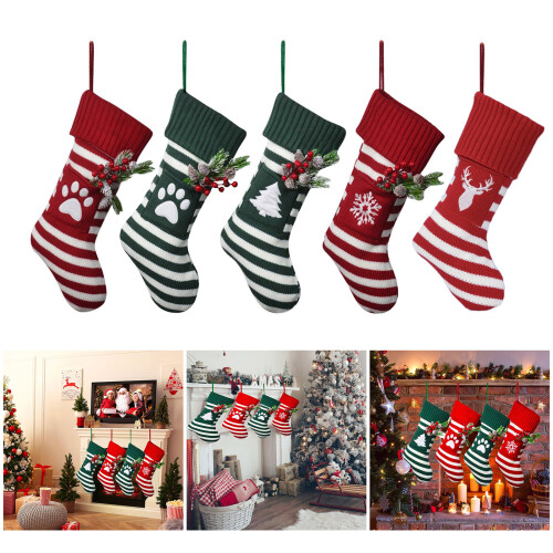 Strickender Weihnachtsstrumpf mit-rote Pfote 2