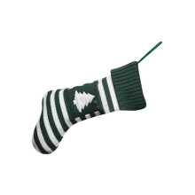 Decoratieve kerstsneeuwmannen die kerstkousen-groene bomen