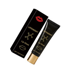 Natürlicher, aufpolsternder Lipgloss spendet den Lippen