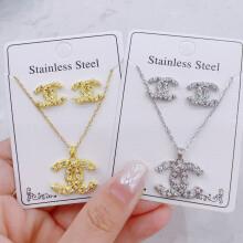 (B, Silver) A simple and versatile set of diamond-encrusted collarbone chain earrings