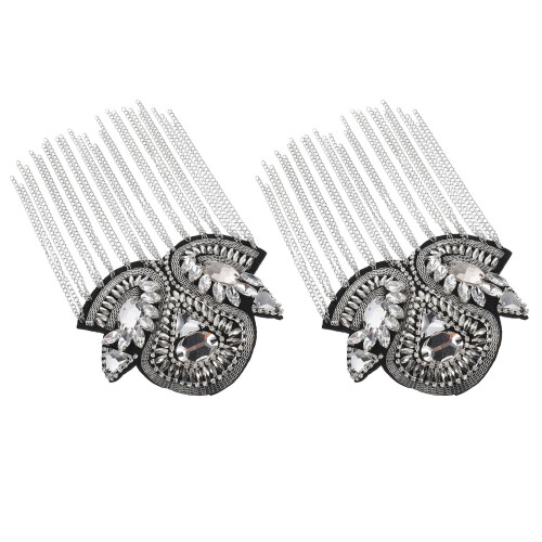 Un Paio Spalline In Argento Con Nappe E Spilla Decorativa