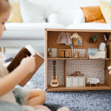 Holzgitarre im Maßstab 1:12 – Miniatur für Puppenhauszubehör, klassisches Design