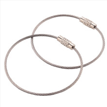 Conjunto de 100 chaveiros de aço inoxidável com argola e cordão metálico com trava de rosca para uso externo.