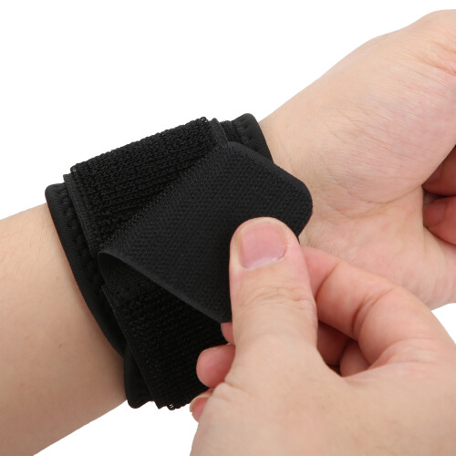 Wear-Resistant Compression Wrist Brace for Effective Gym Workouts 2