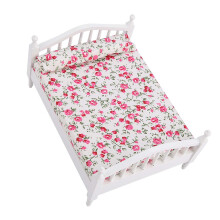 Mini Puppenhausmöbel Doppelbett im Maßstab 1/12 mit Blumenmuster für das Spielzimmer von Kindern