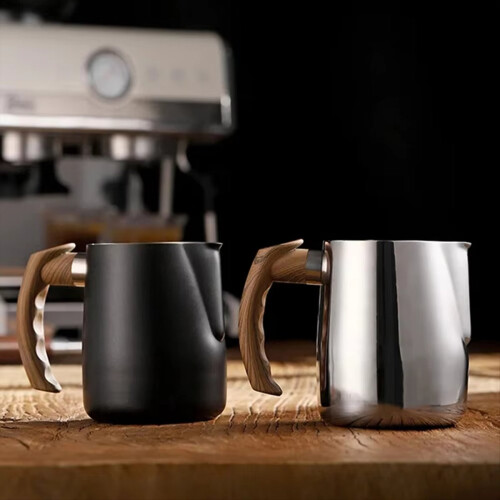 Jarra para Espresso de 600ml com Cabo de Madeira e Acabamento em Grãos, Ideal para Espumar Leite. 2