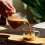 Mini xícara de café transparente com alça, latte artesanal com leite de bezerro. 6