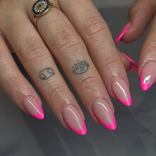 30 stk Hot Pink French Tip Press on Negle Korte Mandel Negle Press ons Korte falske negle Mandelformede akrylnegle Fransk lim p? negle Korte fals