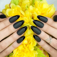 Hypnaughty 24 pcs Caviar Amande Noir Mat Presse Ongles avec Pointe Franaise Noir Brillant et Colle Moyen Long Pointu Ovale Faux Ongles (Caviar)