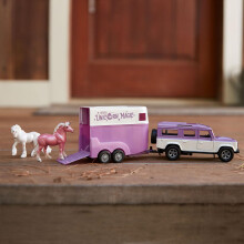 Breyer Horses Tallitoverit | Unicorn Magic Land Rover & Tag-A-Long Trailer| Hevoshahmot | Malli #B-SM-10250
