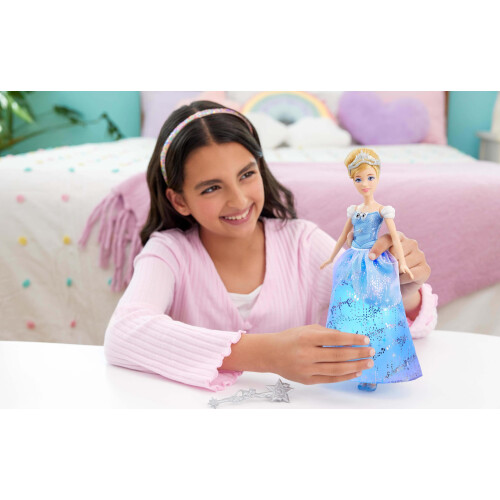 Mattel Cinderella-Leuchtpuppe mit Zauberstab und Geräuschen 1