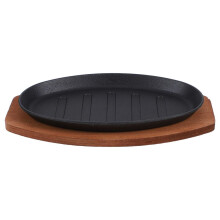 Sizzle steakplateau van 30 cm, gietijzer met houten serveeronderstel.