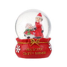 Kerstkristallen bol als tafeldecoratie voor een feestelijke huisdecoratie.