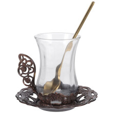 Kaffeetasse mit Untertasse, Teetasse, Löffel und Milchkännchen