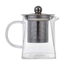 Seitlich angebrachter Milchbecher mit Teefilter und Zubehör, ausgestattet mit einem Teespender und Milchaufschäumer.
