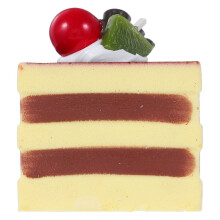 Nachbildung einer dreistöckigen, quadratischen, cremefarbenen Obsttorte für Fotoaufnahmen