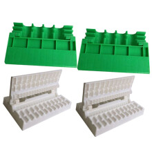 4-delige set draagbare barbecuespiesen, groen en wit, 2 stuks van elke kleur.