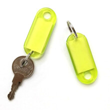 50 diverse plastic sleutelhangers met ringsluiting