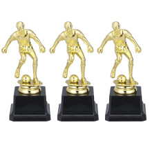 3 gouden voetbaltrofeeën voor sportwedstrijden en als erkenning voor prijzen.