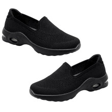 Ein Paar schwarze Damenschuhe für Sport und Freizeit